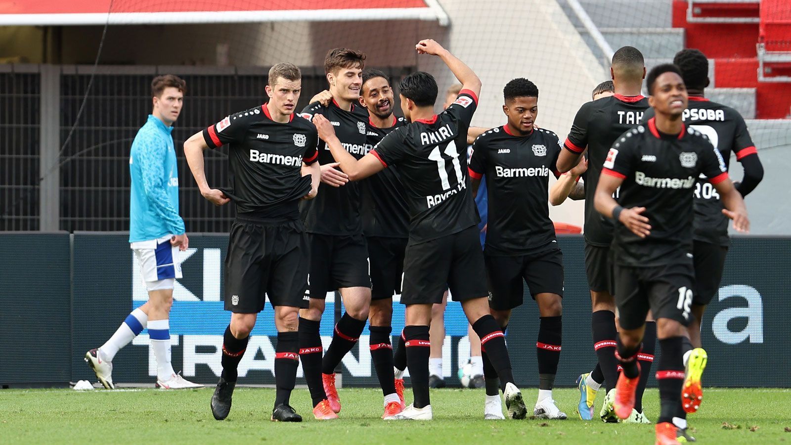 
                <strong>6 Platz: Bayer Leverkusen (43 Punkte)</strong><br>
                Dank des 2:1-Erfolgs über Schalke 04 feierte Trainer Hannes Wolf einen gelungenen Einstand in Leverkusen. Seine Mission bis zum Saisonende: Die Teilnahme an einem europäischen Wettbewerb sichern. "Davon hängt sehr viel ab. Wenn wir es nicht schaffen sollten, ist es nicht garantiert, dass wir alle unsere Spieler behalten", äußerte sich Sportchef Rudi Völler vor einigen Tagen gegenüber der "Sport-Bild". Noch ist die Ausgangssituation passabel für die Rheinländer, im Restprogramm wartet allerdings der ein oder andere Brocken: Spiele gegen Bayern München, Eintracht Frankfurt und Union Berlin stehen noch auf dem Plan. Auch ein Showdown am letzten Spieltag ist möglich, dann geht es für Bayer 04 zum BVB nach Dortmund. Aufgrund der spielerischen Qualität sind die Leverkusener neben dem BVB der Favorit auf die EL-Teilnahme, doch dafür muss die Konstanz zurückkehren - letztmals feierte der Sechstplatzierte Mitte Dezember zwei Siege in Folge.
              