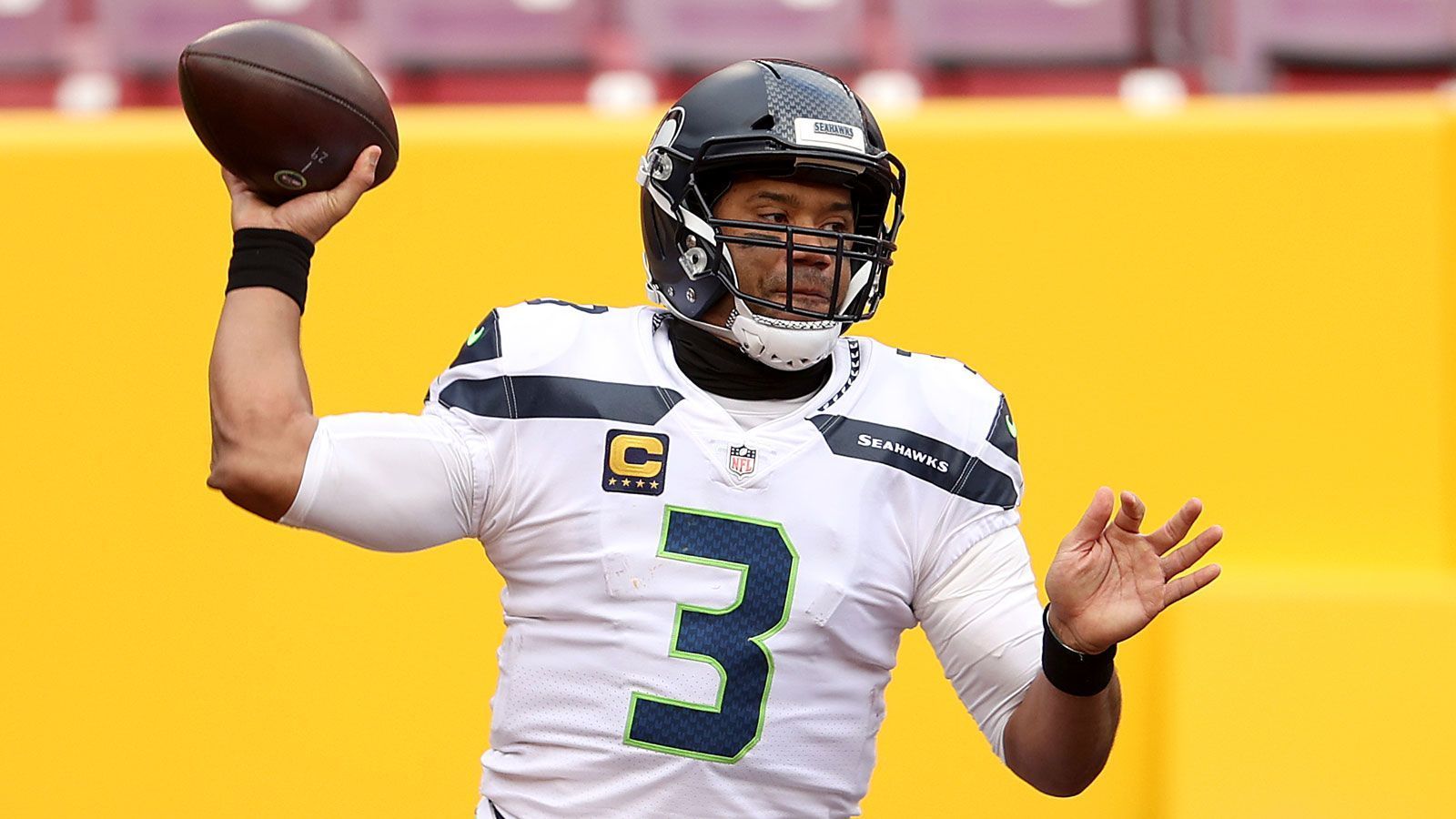 
                <strong>Russell Wilson (Seattle Seahawks)</strong><br>
                Russell Wilson äußerte zuletzt seine Unzufriedenheit und wünschte sich mehr Mitsprachrecht bei der Kaderzusammenstellung. Noch gibt es zwar keine Anzeichen, dass sich der Spielmacher wirklich aus Seattle verabschieden würde, doch unmöglich ist in der NFL nichts. Sollte es tatsächlich zu einem Wechsel zu den Patriots kommen, hätte Bill Belichick nach Tom Brady den nächsten Ausnahme-Spielmacher in seinen Reihen. In der Saison 2020 kam der 32-Jährige auf 4212 Yards und 40 Touchdowns.
              