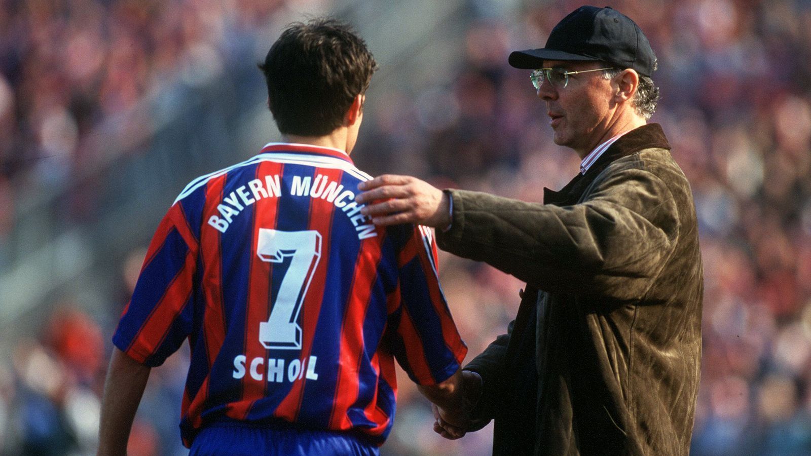 
                <strong>Franz Beckenbauer (28. April 1996 bis 15. Mai 1996)</strong><br>
                Die Bayern-Ikone Franz Beckenbauer sprang in den 90er-Jahren des vorherigen Jahrhunderts gleich zwei Mal bei den Münchnern als Coach ein. Bei seinem zweiten Kurz-Engagement, im Frühjahr 1996, kam "Kaiser Franz" als Nachfolger von Otto Rehhagel für fünf Spiele zurück auf die Trainerbank und konnte sich gleich mit einem großen Titel verabschieden. Durch zwei Siege in den Finalspielen gegen Girondins Bordeaux (2:0, 3:1) gewannen die Münchner mit Coach Beckenbauer den UEFA-Cup. In der Bundesliga musste sich der FC Bayern 1996 aber mit Platz zwei hinter Borussia Dortmund begnügen. Schon vor dem letzten Spiel, einem 2:2-Unentschieden gegen Fortuna Düsseldorf, war Beckenbauers Mission beendet und Klaus Augenthaler vertrat den Weltmeister-Trainer von 1990 bei dieser Begegnung auf der Münchner Bank. 
              