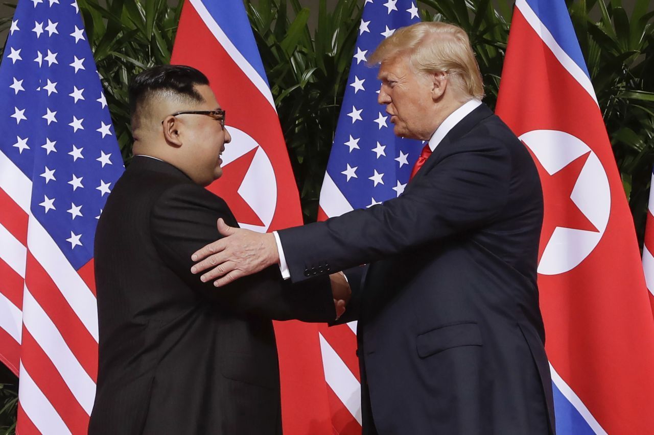 Ein viel beachtetes Treffen fand am 12. Juni 2018 in Singapur statt: Das Gespräch zwischen Donald Trump und Kim Jong-un war die erste direkte Begegnung eines US-Präsidenten und eines nordkoreanischen Staatsführers. Thema des Gipfels war die nukleare Abrüstung Nordkoreas.