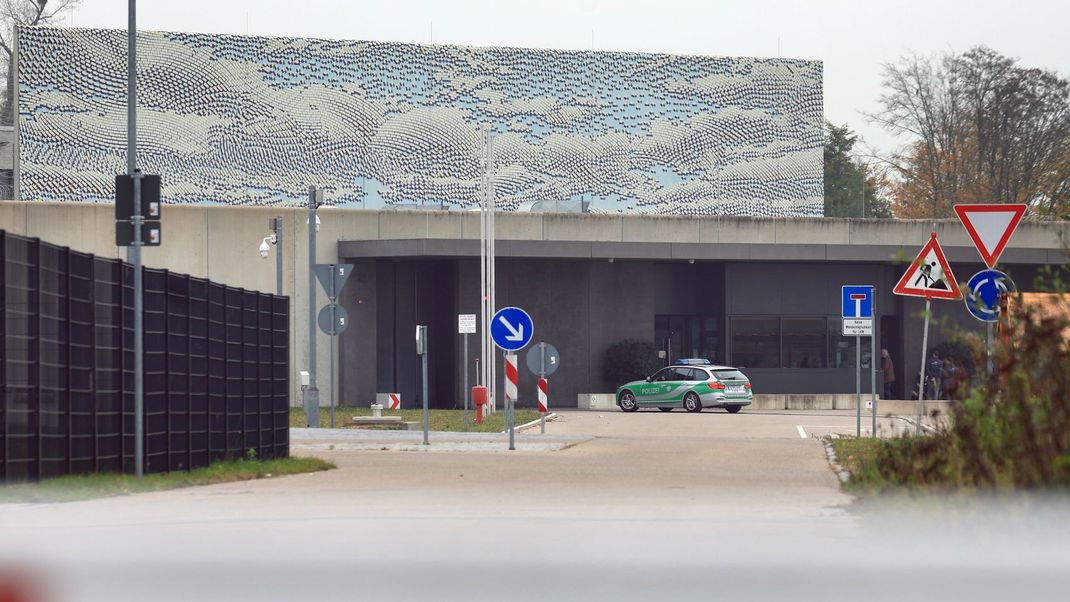 Seit Wochen gibt es Vorwürfe gegen Mitarbeiter im bayerischen Justizvollzug. Die Zahl der Beschuldigten stieg nun auf 17 Bedienstete. (Archivbild)