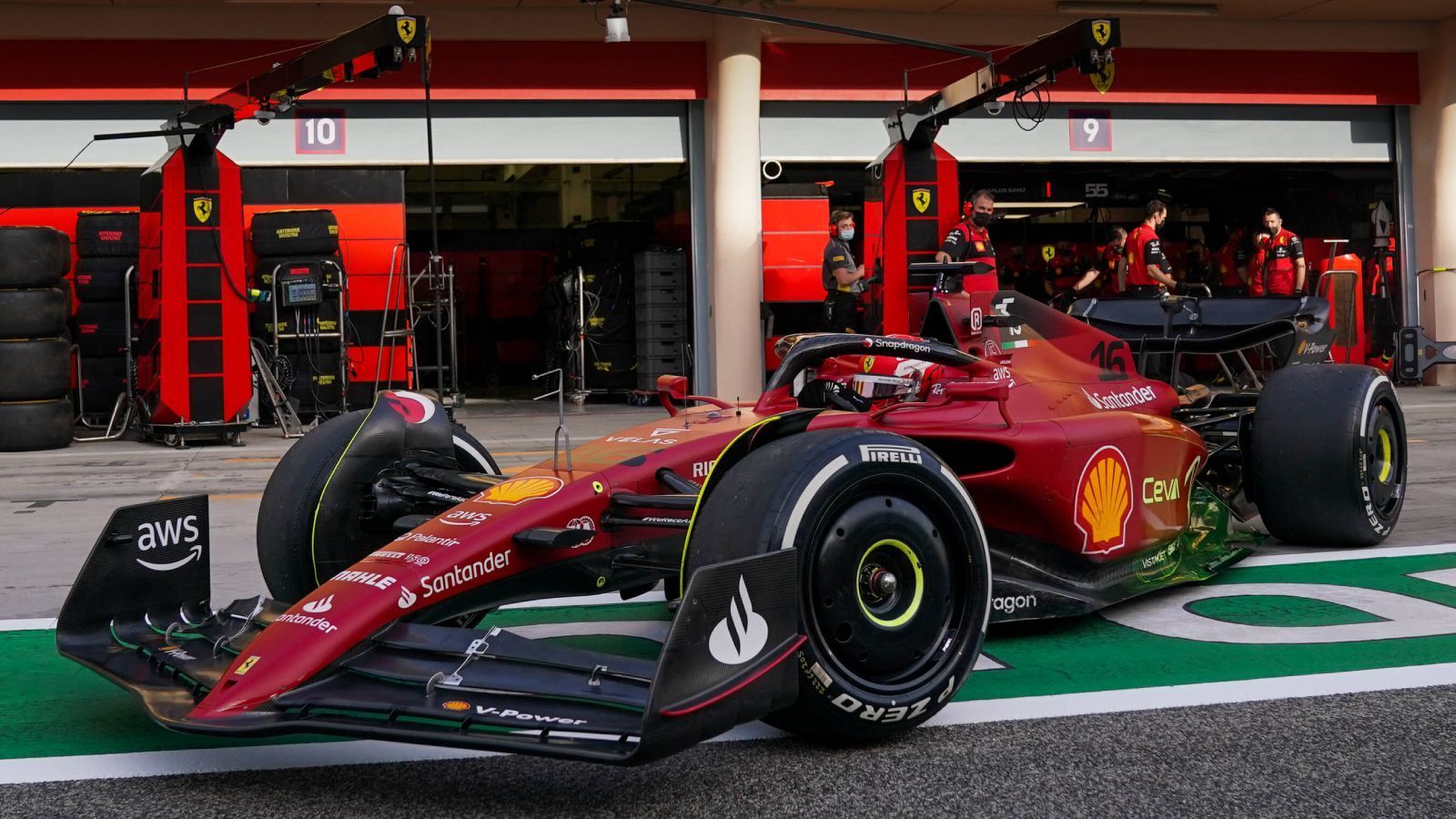 
                <strong>Platz 1: Ferrari</strong><br>
                Da ein Power Ranking allerdings weniger die Gesamtqualität als vielmehr die Form berücksichtigt, ist Traditionsteam Ferrari auf unserem Platz eins. Wie bei den Konkurrenten aus Milton Keynes lief bei den roten Rennern eigentlich jede Session nach Plan. Kein Team spulte mehr Kilometer ab, wenn man Bahrain und Spanien zusammenrechnet und trotzdem zeigte Ferrari kaum eine Schwäche.
              