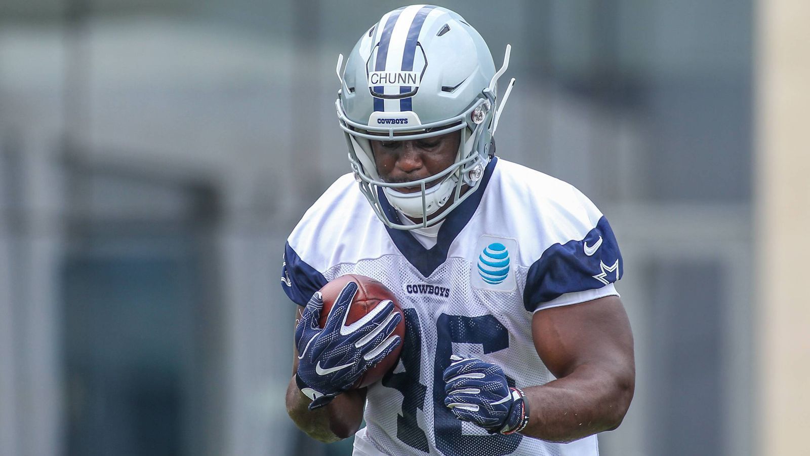 
                <strong>Jordan Chunn – Running Back (Dallas Cowboys)</strong><br>
                Jordan Chunn könnte im Schatten von Star-Running-Back Ezekiel Elliott reifen. Seine Qualitäten bewies er bei den Troy Trojans in der Saison 2016, als er 1288 Yards und 16 Touchdowns erlief. In seiner letzten Spielzeit konnte er allerdings nicht ganz an diese Form anknüpfen.
              