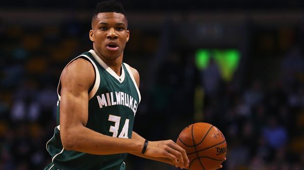 
                <strong>Griechenland: Giannis Antetokounmpo (Small Forward, Milwaukee Bucks)</strong><br>
                Der gebürtige Athener mit nigerianischen Eltern ist ein wahrer Modellathlet. Bereits mit 18 Jahren wagte er den Sprung in die NBA und gehört seitdem zu den Leistungsträgern der chronisch erfolglosen Bucks. Allerdings zählen seine Werte zu den besten in der Bucks-Geschichte. In seiner Rookie-Saison gelangen ihm 61 Blocks, nur sechs Liga-Neulingen gelangen bei den Bucks mehr. Vor der Saison statteten ihn die Bucks mit einem neuen Vertrag aus. Gesamtvolumen: 100 Millionen Dollar.
              