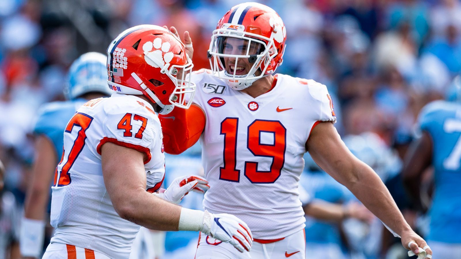 
                <strong>Clemson Tigers</strong><br>
                Die Defensive Line gilt als die vielleicht beste im gesamten College Football und hat sich gegenüber der Vorsaison nicht verändert. Dahinter agiert Middle Linebacker James Skalski als Leader der Defense. Dafür allerdings schmerzt der Abgang von Cornerback Derion Kendrick, der sich den Georgia Bulldogs angeschlossen hat. Dennoch ist die Defense über alle Positionen hinweg gut besetzt. Head Coach Dabo Swinney geht in seine 13. Saison und feierte 2016 sowie 2018 die nationale Meisterschaft. Trotz des Abgangs von Lawrence zählen die Tigers auch diesmal zum Favoritenkreis.   
              