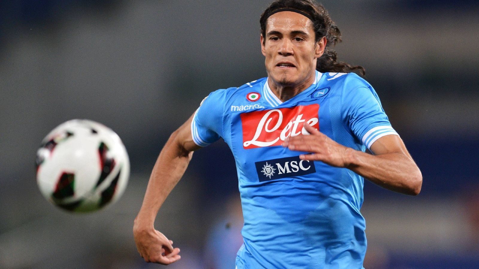 
                <strong>Edinson Cavani</strong><br>
                Wohl der beste Napoli-Stürmer der Nach-Maradona-Ära. 104 Tore in nur 138 Spielen sprechen eine eindeutige Sprache. Der Uruguayer mit dem italienischen Pass spielt heute zwar in der Stadt der Liebe, sein Herz verlor er aber schon 2010 an die SSC.
              