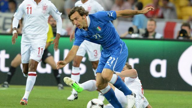 
                <strong>Andrea Pirlo</strong><br>
                Andrea Pirlo ist einer der wenigen Weltmeister von 2006, die immer noch eine essentielle Rolle für Italien spielen. Mit 35 Jahren ist er weiterhin der Dreh- und Angelpunkt des italienischen Teams, spielt überragende Pässe und ist vor allem durch Standards gefährlich.
              