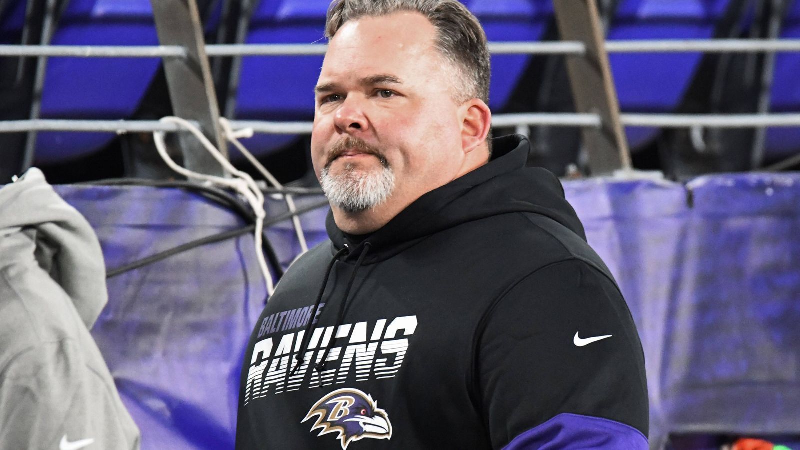 
                <strong>Greg Roman (Offensive Coordinator, Baltimore Ravens)</strong><br>
                Roman hat mehrfach bewiesen, eine effektive Offensive formen zu können. Die San Francisco 49er führte er im Jahre 2013 als Offensive Coordinator in den Super Bowl. Seit 2019 ist er für den Angriff der Baltimore Ravens zuständig und machte aus dem anfänglich vielfach unterschätzten Lamar Jackson einen der besten Quarterbacks der NFL.
              