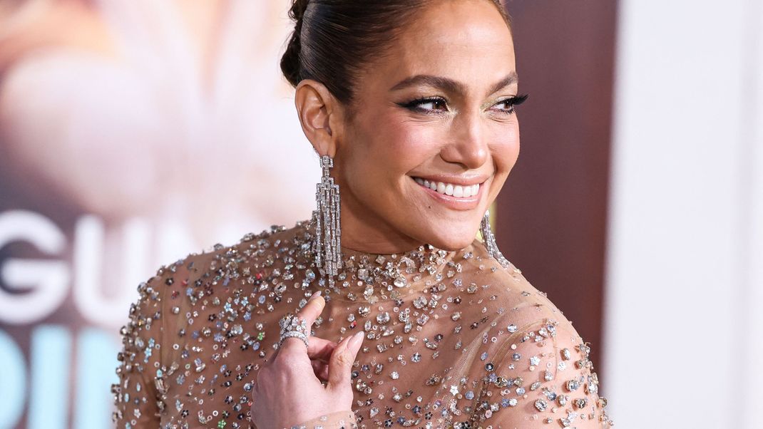 Jennifer Lopez ist eine echte Trendsetterin in Sachen Maniküre: ihre "Rich Girl Nails" sind der Trend im Frühjahr 2023!