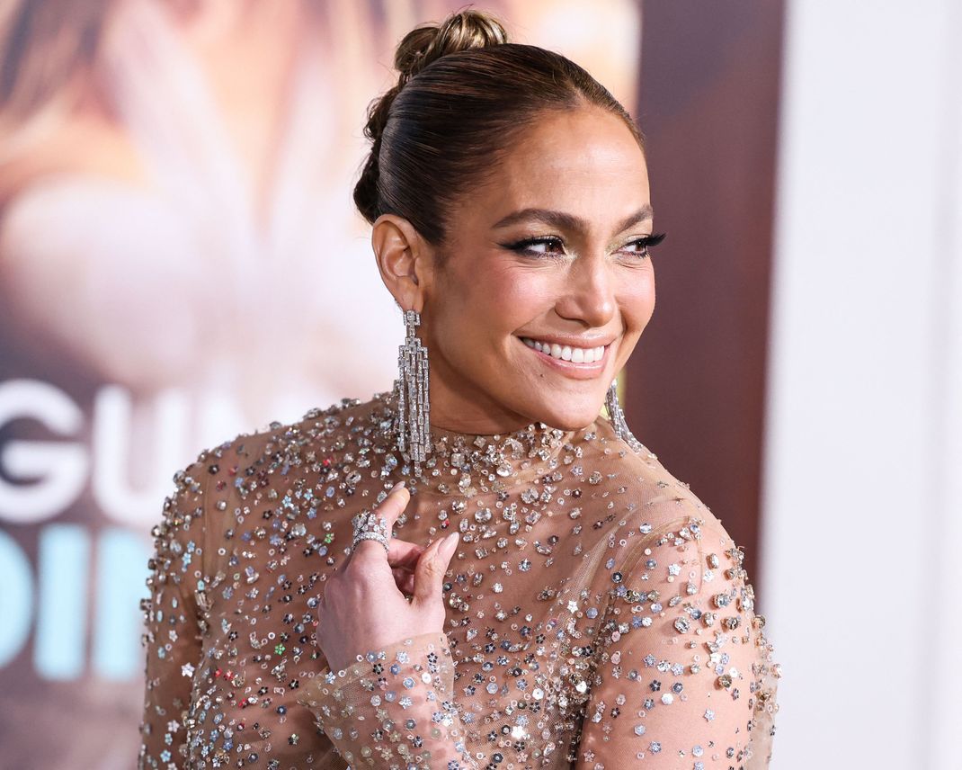 Jennifer Lopez ist eine echte Trendsetterin in Sachen Maniküre: ihre "Rich Girl Nails" sind der Trend im Frühjahr 2023!