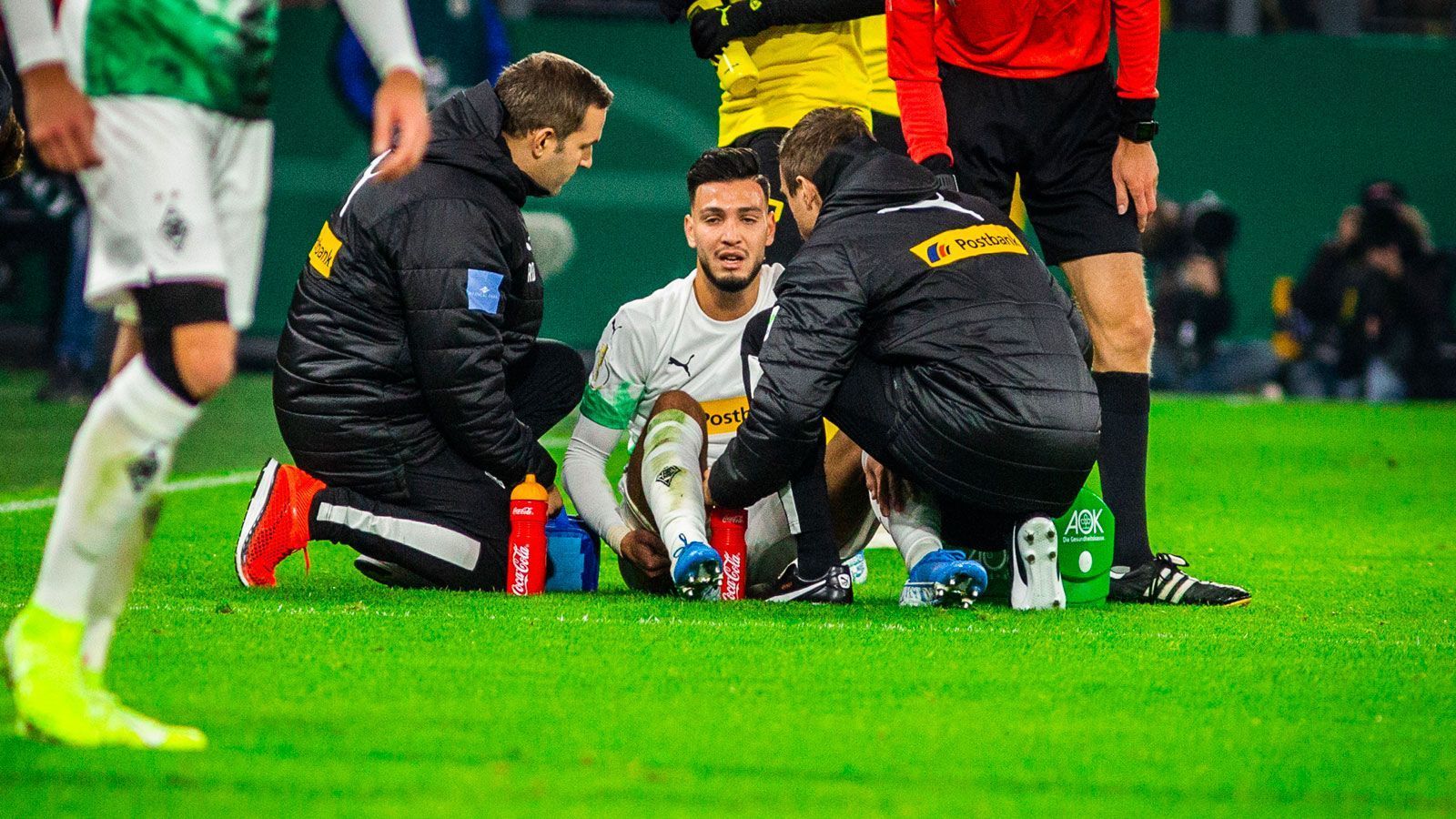 
                <strong>Ramy Bensebaini (Borussia Mönchengladbach)</strong><br>
                Der Linksverteidiger entwickelt einen guten Offensivdrang, bringt zwei gefährliche Bälle in den Strafraum und hat auch defensiv seine Seite im Griff. Umso bedauerlicher für Gladbach, dass er nach 30 Minuten verletzungsbedingt ausgewechselt werden muss. ran-Note: 3
              