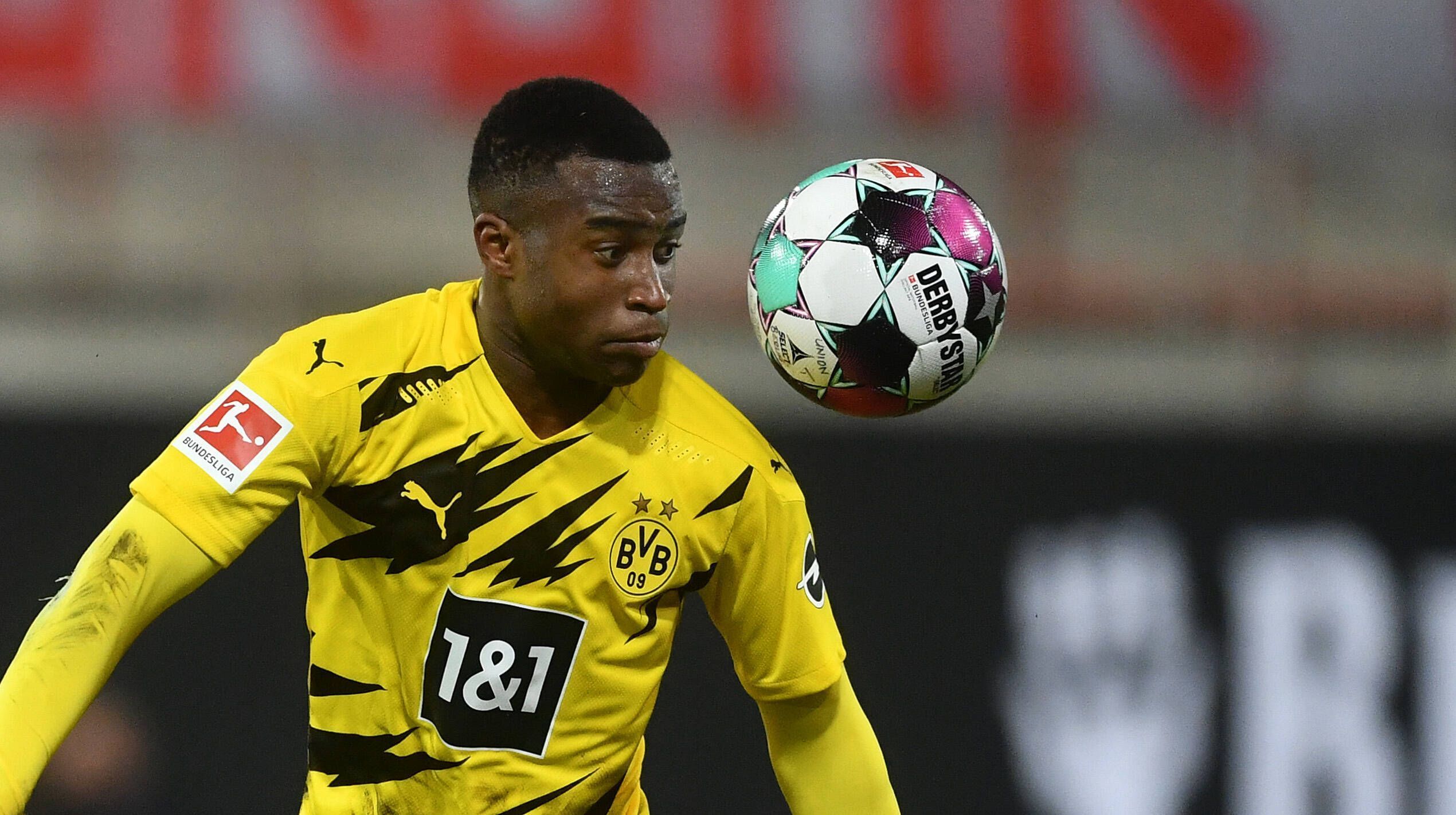 
                <strong>Youssoufa Moukoko (Borussia Dortmund)</strong><br>
                Gar keine Frage, die Zukunft der Nationalmannschaft gehört auch Youssoufa Moukoko. Über den 16-Jährigen wurden schon sämtliche Superlative bemüht und so ist es nur eine Formsache, dass Stefan Kuntz ihn zum U21-Turnier nach Ungarn und Slowenien mitnimmt. Der jüngste Spieler und Torschütze der Bundesliga-Historie würde mit einem Einsatz bei der U21-EM auch der jüngste Spieler in der Geschichte dieses Turniers werden. Die Stärken des blutjungen Angreifers sind ebenfalls weitreichend bekannt: Unbekümmertheit, Dribbelstärke und Abschlussstärke zeichnen Moukoko aus. Völlig verrückt übrigens: Bei der Heim-EM in Deutschland 2024 ist Moukoko erst 19 (!) Jahre jung.
              