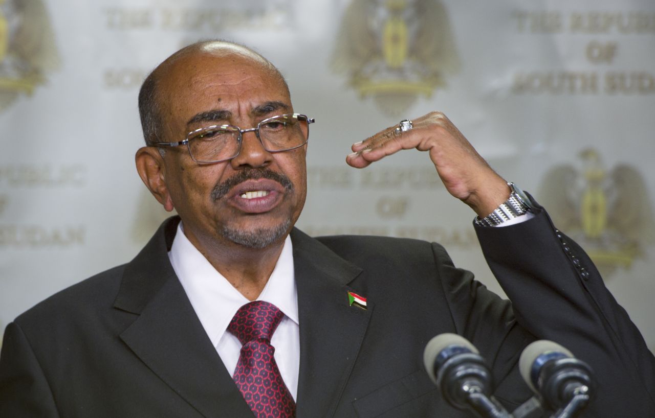 Omar al-Baschir, Ex-Diktator des Sudan, ist wegen Völkermordes, Kriegsverbrechen und Verbrechen gegen die Menschlichkeit vor dem IStGH angeklagt. Der Haftbefehl wurde bereits während seiner Amtszeit ausgestellt. Aber erst 2020, ein Jahr nach seiner Absetzung, kündigte die sudanesische Regierung seine Auslieferung an den IStGH an.