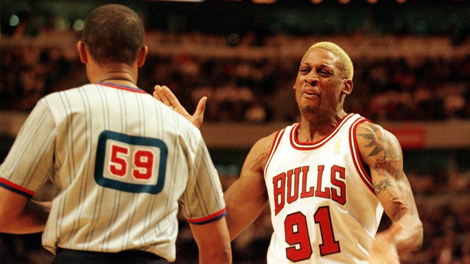 <strong>Platz 9: Dennis Rodman - 12 Ejections</strong><br>Dennis Rodman war ein leidenschaftlicher Spieler mit einer starken Arbeitsmoral und einem großen Willen. Er nervte seine Gegner sowohl mit seiner knallharten Verteidigung als auch mit seinen nervigen Mätzchen. Seinen Teams schadete dies zumeist nicht. Rodman wurde in seiner Karriere ganze fünfmal NBA-Champion!