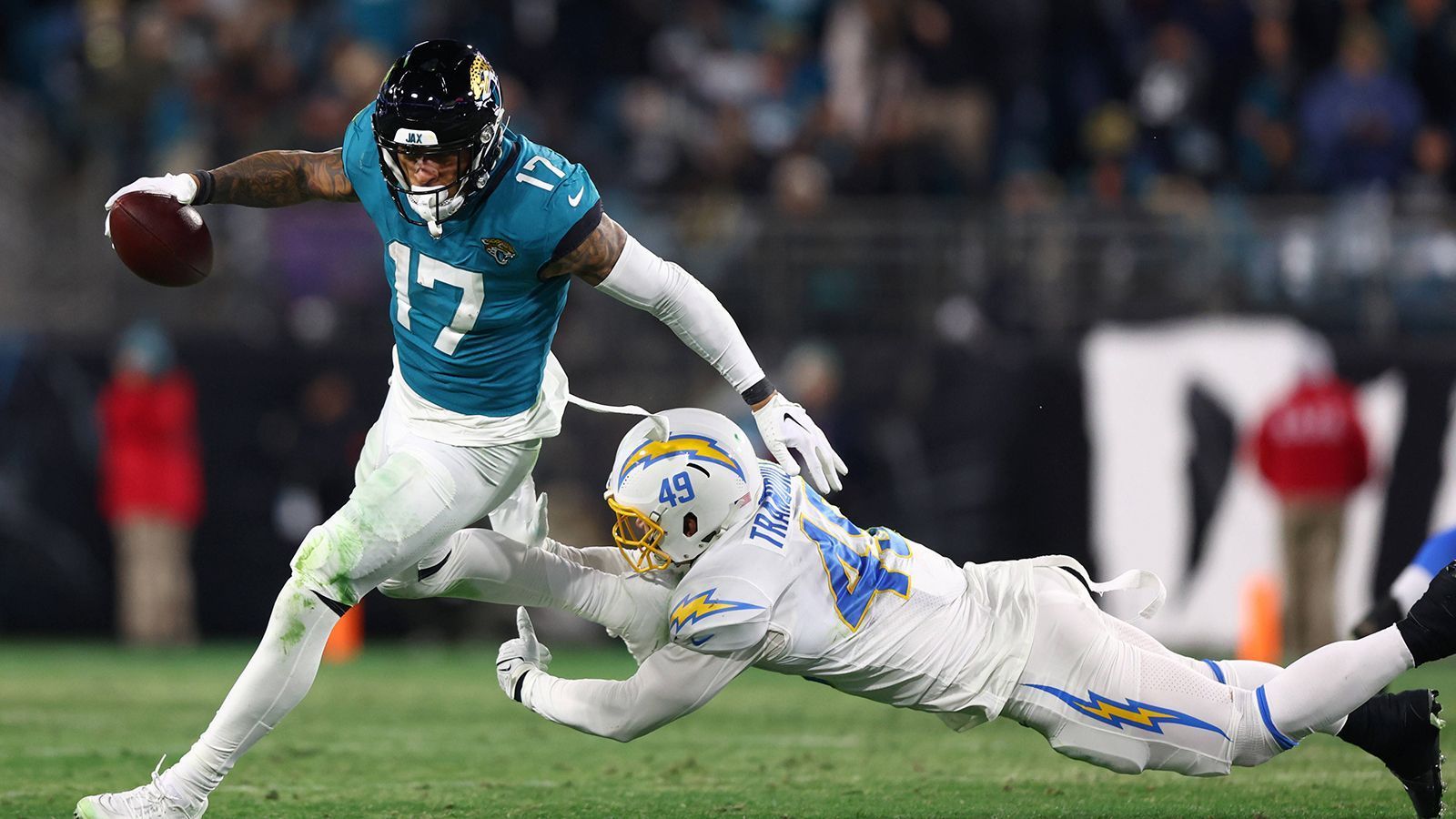 
                <strong>10. Platz: Jacksonville Jaguars</strong><br>
                &#x2022; Starter: Evan Engram<br>&#x2022; Backups: Brenton Strange, Luke Farrell<br>In einer Hybrid-Rolle aus Tight End, Slot Receiver und Wide Receiver legte Evan Engram vergangene Spielzeit Bestwerte in den Kategorien Catches (85) und Receiving Yards (890) auf. Der 28-Jährige zählt zu den dynamischsten Anspielstationen auf seiner Position. Rookie Brenton Strange, der gegen Ende der zweiten Runde gewählt wurde, soll eine weitere Option im Passspiel bieten. Luke Farrell dürfte in die Rolle des abgewanderten Chris Manhertz treten und sich als Blocker zeigen.
              