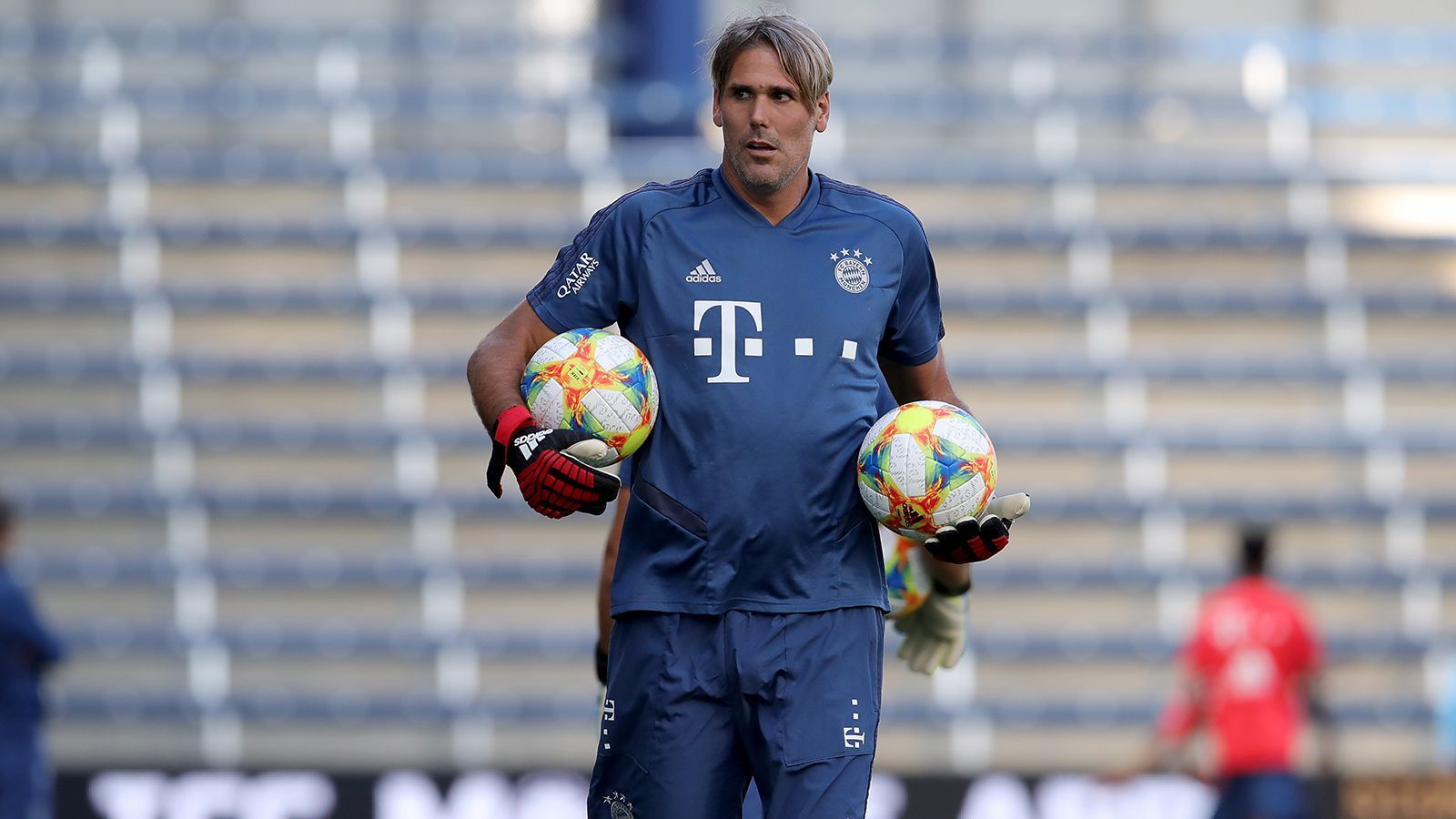 
                <strong>Wolfsburg-Legende Simon Jentzsch ebenfalls von der Partie</strong><br>
                Während sich Starke um die Keeper ab der U19 kümmert, trainiert der jahrelange Torhüter des VfL Wolfsburg, Simon Jentzsch, die Keeper der U17 und U16. Zuvor arbeitete Jentzsch als Assistenztrainer bei Fortuna Düsseldorf, seit 2019 nun bei den Bayern. Der 44-Jährige hat fast 300 Bundesliga-Spiele auf dem Buckel, spielte von 2003 bis 2009 in Wolfsburg, danach noch vier Jahre beim FC Augsburg.
              