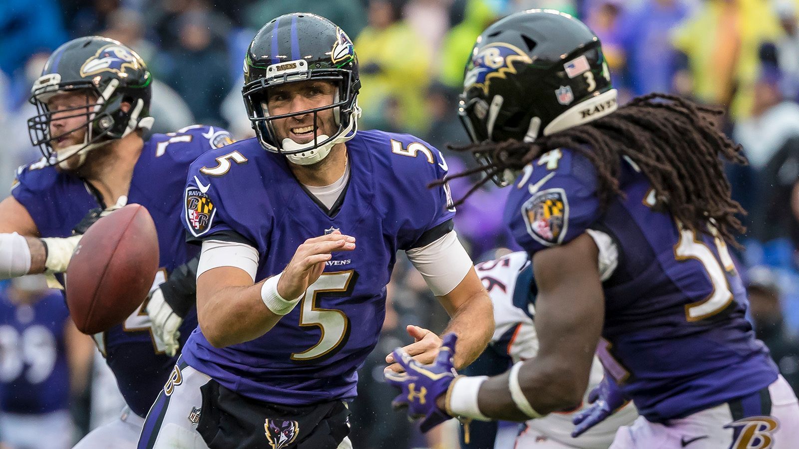 
                <strong>Week 3: Ravens in der Red Zone nicht aufzuhalten</strong><br>
                Wenn es die Baltimore Ravens in die Red Zone schaffen, ist es für den Gegner meist vorbei. Die Ravens sind die erste Mannschaft der NFL-Geschichte, der es gelingt, alle zwölf Ausflüge in die Red Zone, mit einem Touchdown zu beenden. Beim Spiel gegen die Denver Broncos waren die Ravens drei Mal innerhalb der gegnerischen 20 Yard-Linie und beendeten den Drive jeweils mit sieben Punkten. 
              