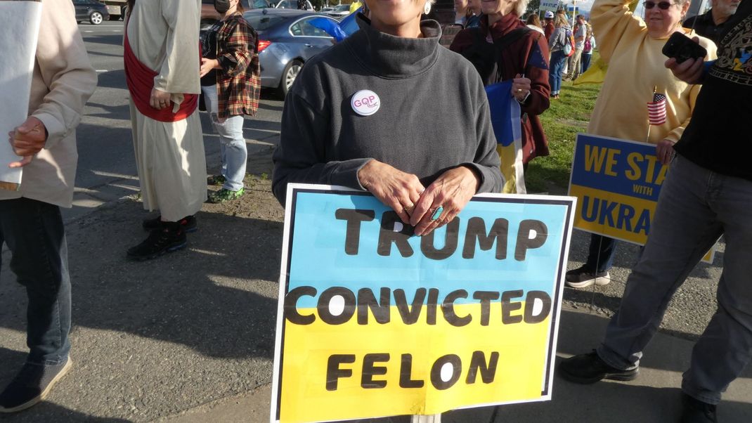 In Alaska, wo das Treffen zwischen dem US-Präsidenten und dem Kremel-Chef stattfindet, versammeln sich Protestierende.