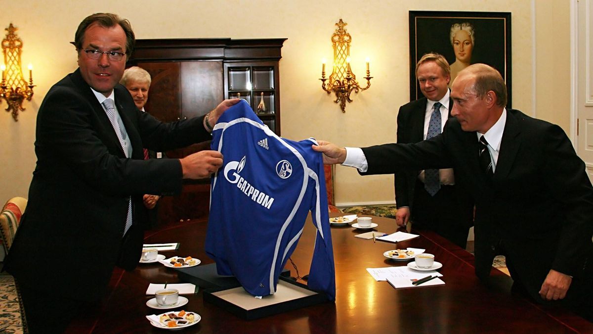 Schalke überprüft Partnerschaft mit Gazprom