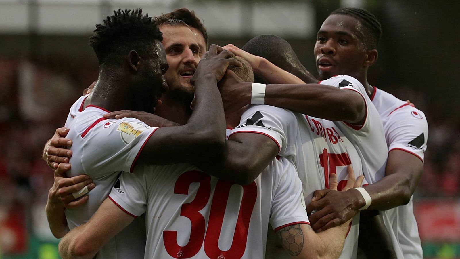 
                <strong>Platz 8: 1. FC Köln</strong><br>
                Die Vorbereitung lief nicht schlecht, neben guten Ergebnissen setzte die Mannschaft auch die Vorgaben des neuen Trainer Achim Beierlorzer immer besser um. Der Einzug in die zweite Pokalrunde war keine Glanzleistung, aber der Start kann kommen. ran-Formbarometer: 66 Prozent.
              