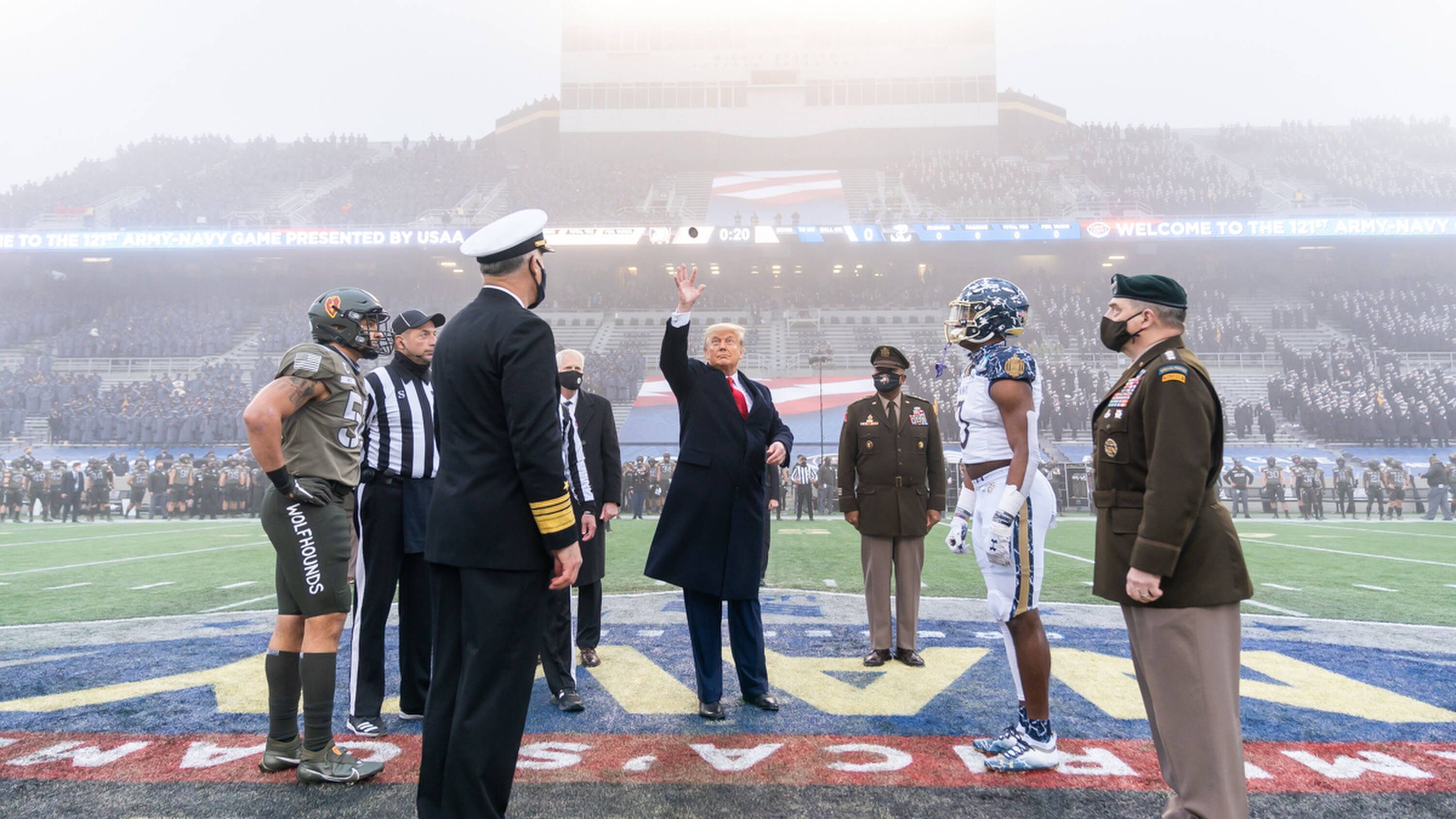 
                <strong>Army vs. Navy - das außergewöhnlichste Spiel im College Football</strong><br>
                Es bildet jedes Jahr den Abschluss der Regular Season im College Football. Sportlich hat das Duell Army vs. Navy keinen allzu großen Wert, symbolisch ist es für die US-Amerikaner aber DAS Spiel des Jahres. Rund um das Duell der beiden Militär-Unis ranken sich zahlreiche Traditionen - für viele Zuschauer gleicht "Army vs. Navy" einem nationalen Feiertag. ran stellt die Besonderheiten der Rivalität vor. 
              