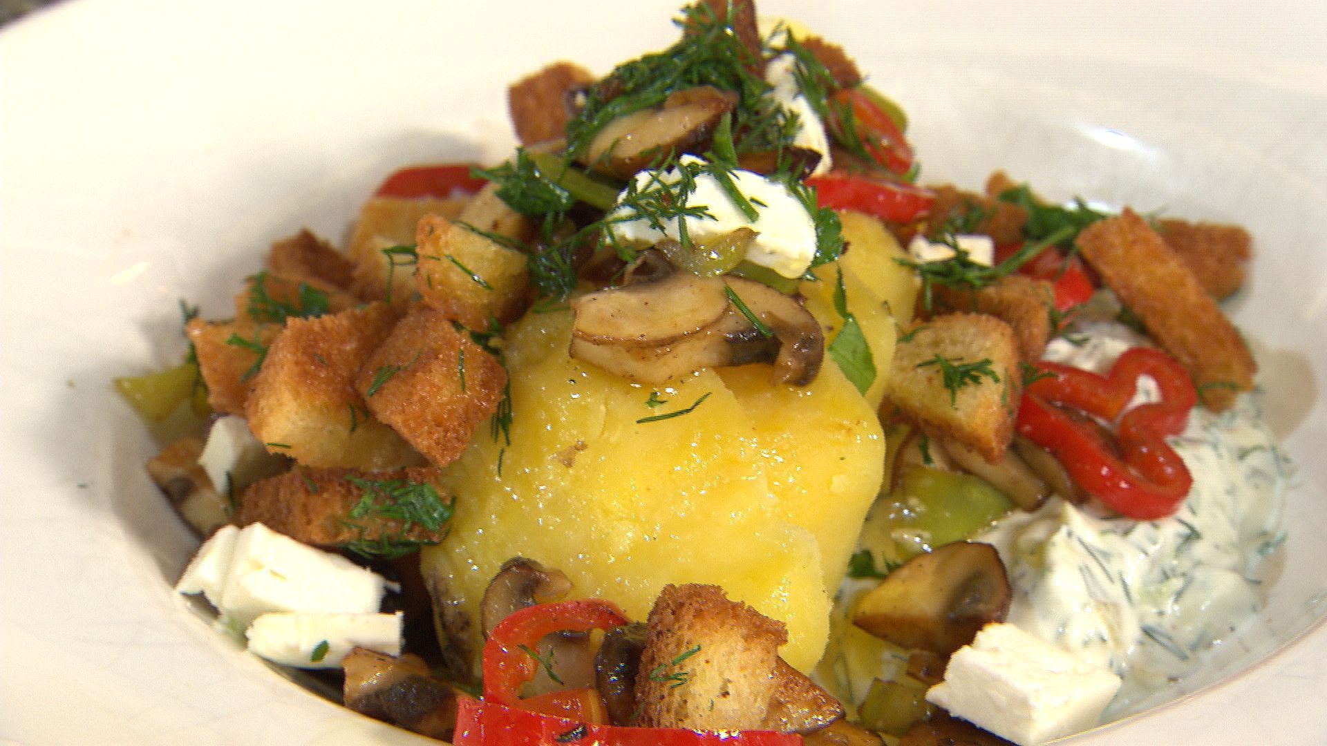 Pellkartoffeln mit Kräuterschmand, Gemüse, Croûtons und Feta