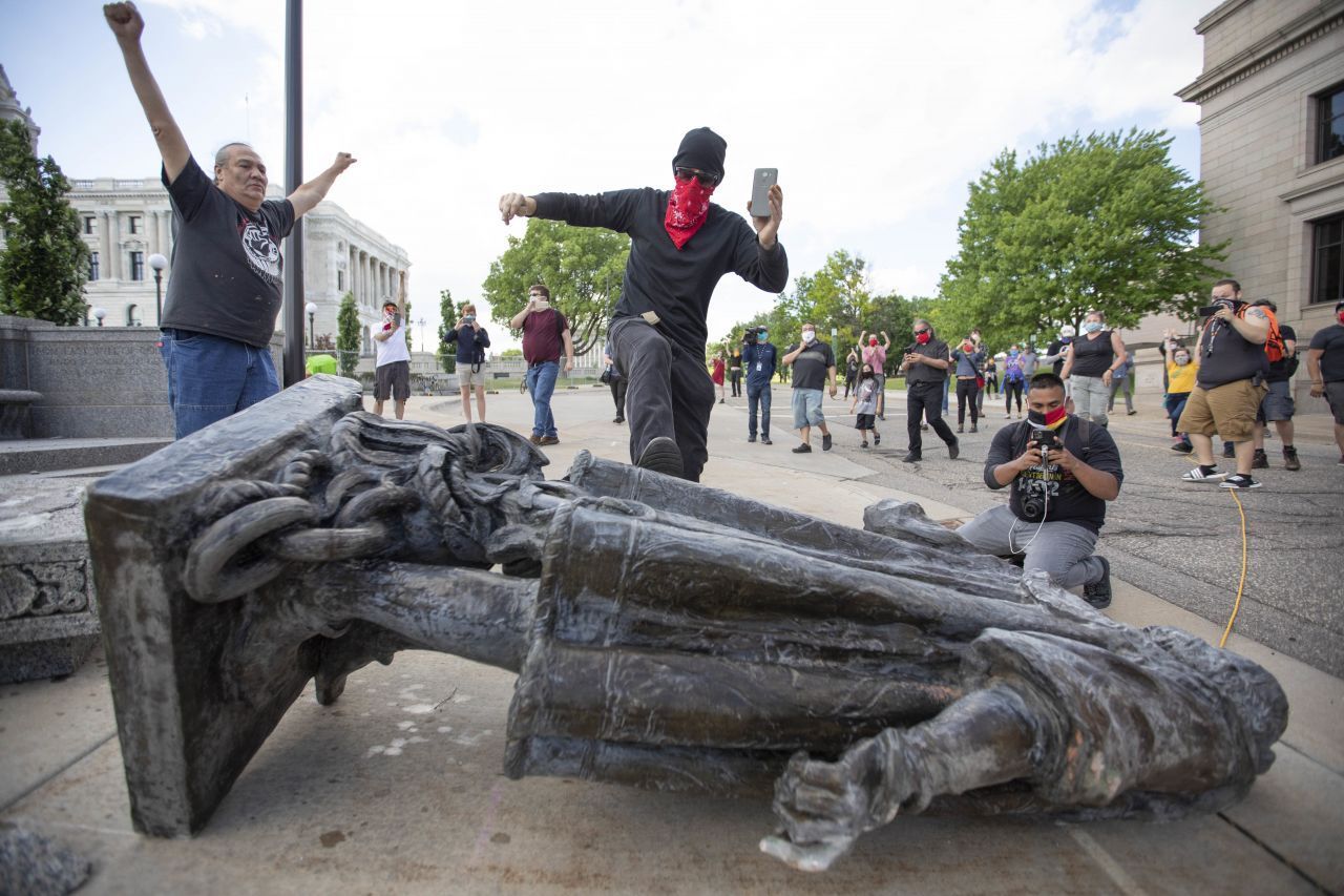 Am 10. Juni 2020 stießen Aktivisten in Saint Paul (USA) eine rund 3 Meter hohe Bronzefigur von Christoph Columbus (1451–1506) um. Der Seefahrer gilt als Entdecker des amerikanischen Kontinents. Kritiker sehen in ihm einen Wegbereiter der Kolonialisierung und der Tötung zahlloser Ureinwohner. Columbus' Verantwortung dafür ist unter Historikern umstritten.