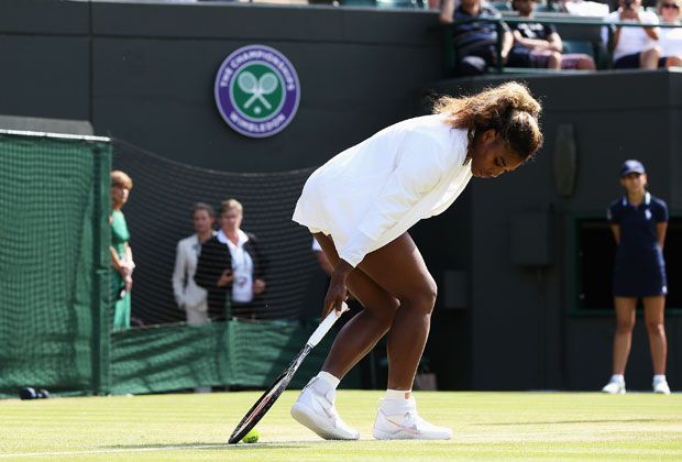 
                <strong>Wimbledon-Schock! Serena taumelt über den Rasen</strong><br>
                Zuvor hatte Williams ihre liebe Mühe und Not sich überhaupt auf den Beinen zu halten. Sie taumelte geradezu über den Rasen. Schlimme Bilder.
              