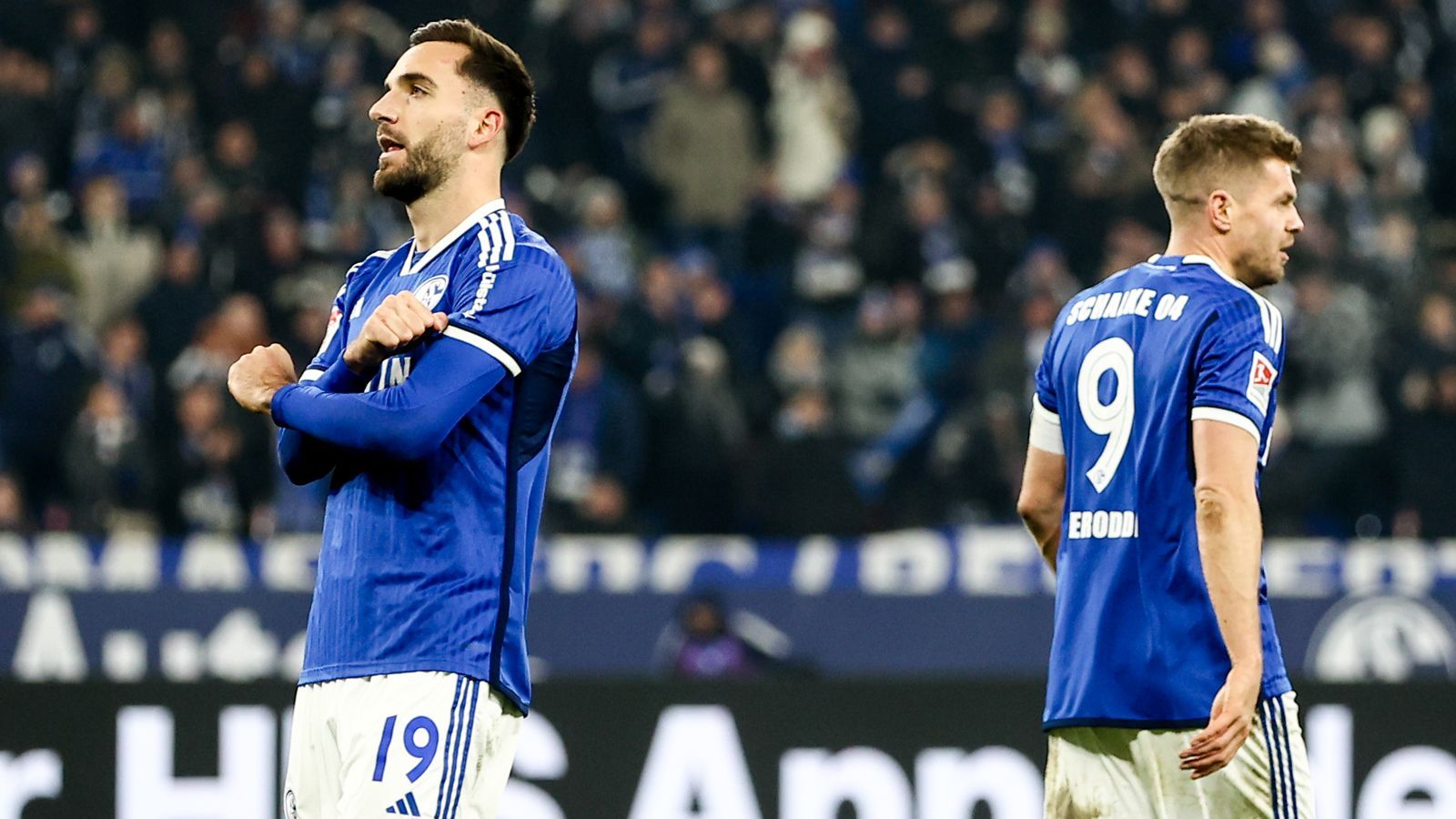 <strong>14. FC Schalke 04</strong><br><strong>Neuzugänge:</strong>&nbsp;-<br><strong>Abgänge:</strong>&nbsp;Niklas Tauer (Mainz, Leih-Ende)<br><strong>Vorbereitung:</strong>&nbsp;2:3 gegen Wolfsburg, 3:1 gegen Eupen<br><strong>Prognose:</strong>&nbsp;Obere Tabellenhälfte - Kein Geld, keine Transfers. Aber Trainer Geraerts und Neuzugang Marc Wilmots machen Mut. Das belgische Gespann führt Schalke aus dem Abstiegskampfsumpf.