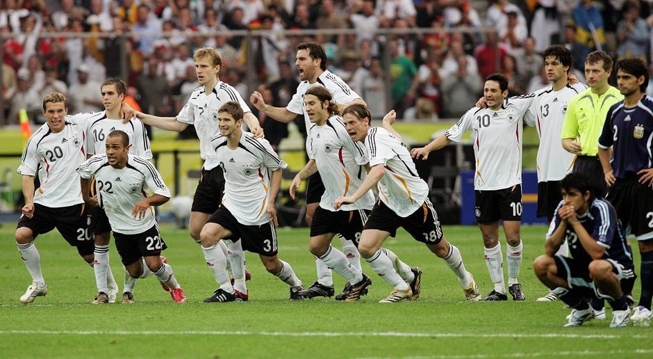 
                <strong>Die meisten Siege im Elfmeterschießen: Deutschland und Argentinien (4)</strong><br>
                Deutschland hat bei Elfmeterschießen bei WM-Endrunden eine weiße Weste. Viermal ging es für die Deutschen in einem Elfmeterschießen um alles, viermal kam die deutsche Elf weiter - angefangen beim ersten Elferdrama der WM-Geschichte 1982 gegen Frankreich. Auch Argentinien bewies viermal in der Lotterie starke Nerven. Nur einmal patzte der zweimalige Weltmeister. Bei der WM 2006 gegen Deutschland (Bild).
              