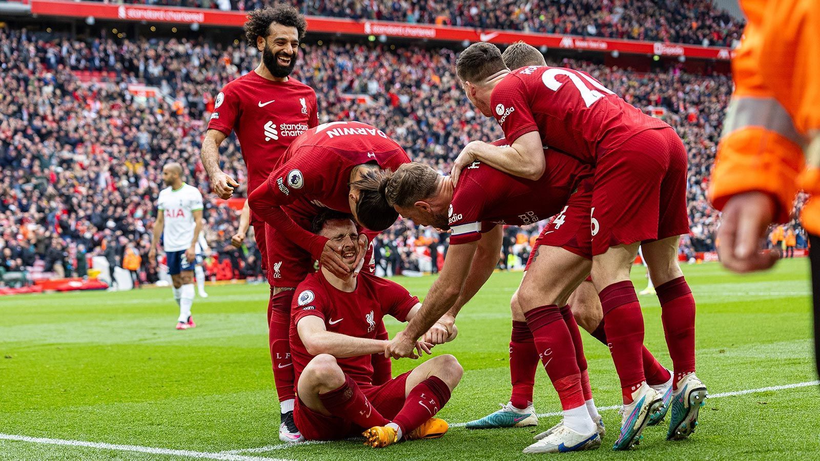 
                <strong>Platz 4: FC Liverpool </strong><br>
                Genau genommen hat der FC Liverpool genauso viele Trophäen wie Arsenal auf dem Konto, die "Reds" gewannen jedoch mehr internationale Titel. Liverpool steht durch den Gewinn der Champions League, Premier League, Klubweltmeisterschaft, des UEFA Super Cups, FA Cups, English Supercups und den zweimaligen Gewinn des League Cups bei insgesamt acht Erfolgen in den letzten 15 Jahren.
              