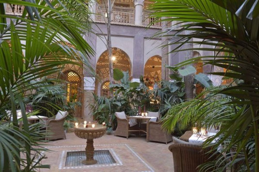 Dinieren zwischen üppigen Pflanzen: Ein Riad-Hotel in Marrakesch.