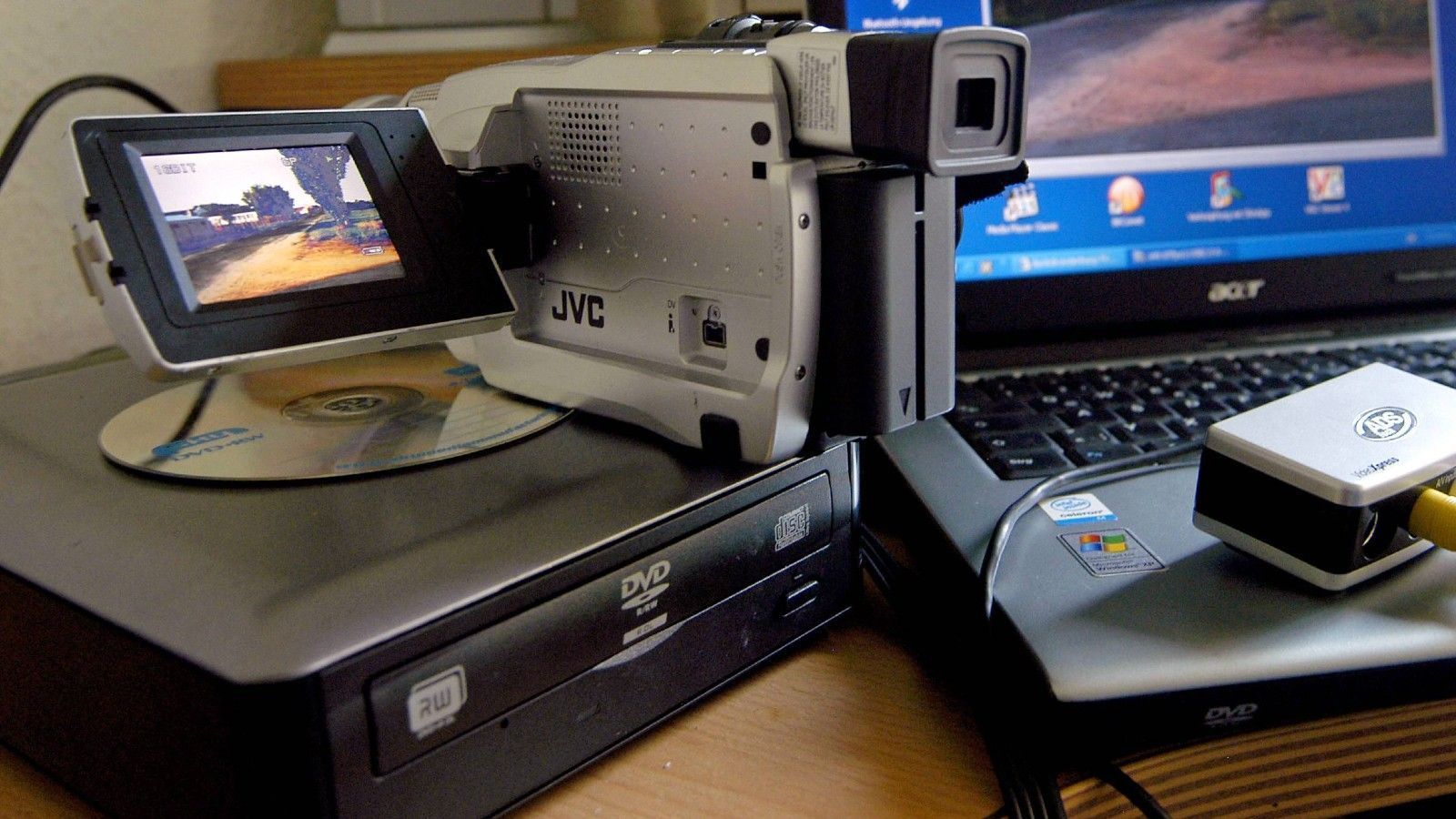 
                <strong>DVD-Player der neuste Schrei</strong><br>
                Im Bereich der Technik gab es im Jahr 1999 einen tollen Fortschritt. DVD-Player hielten Einzug und drängten die bisher genutzten VHS-Kassetten und die dazugehörigen Abspielgeräte ins Abseits.
              