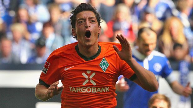 
                <strong>Mesut Özil (SV Werder Bremen)</strong><br>
                Mesut Özil: 2008 zog es den heutigen Offensiv-Star zum SV Werder Bremen. Der Transfer vom FC Schalke 04 an die Weser kostete damals fünf Millionen Euro - vergleichsweise ein gutes Geschäft für die Bremer. Der FC Arsenal musste immerhin 2013 das zehnfache für Özil auf den Tisch legen. 
              