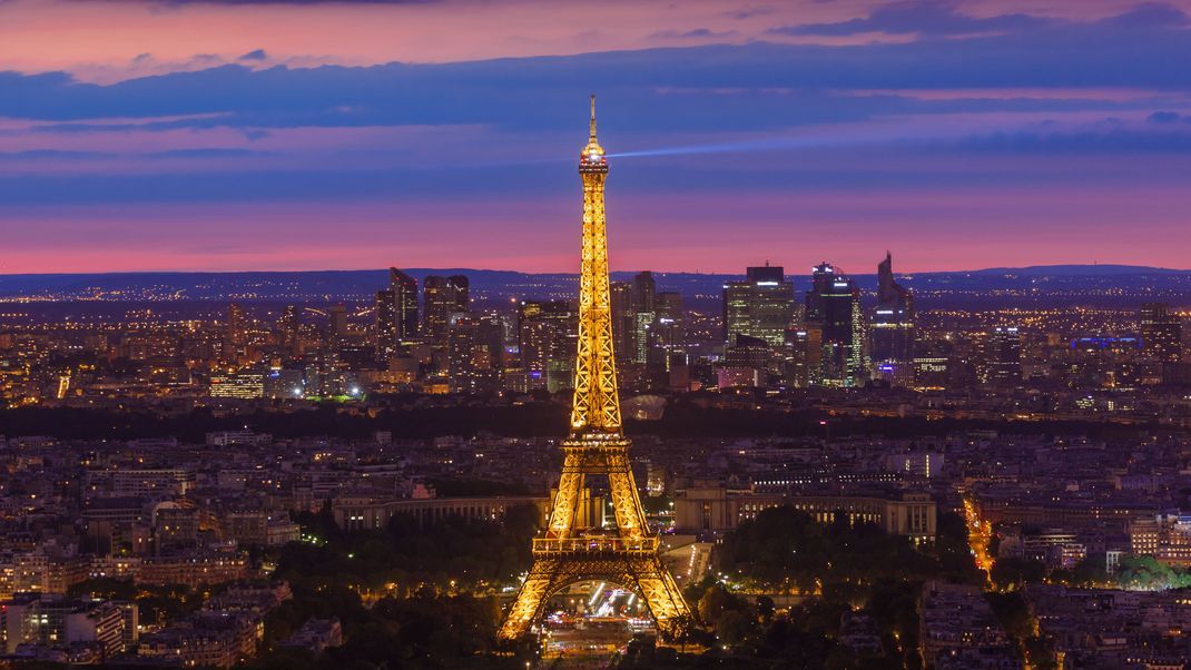 Seit 1985 ist der Eiffelturm nachts beleuchtet. Die Lightshow von Pierre Bideau ist ein geschütztes Kunstwerk, dessen Urheberrecht erst im Jahr 2091 ausläuft - 70 Jahre nach Bideaus Tod im Jahr 2021.