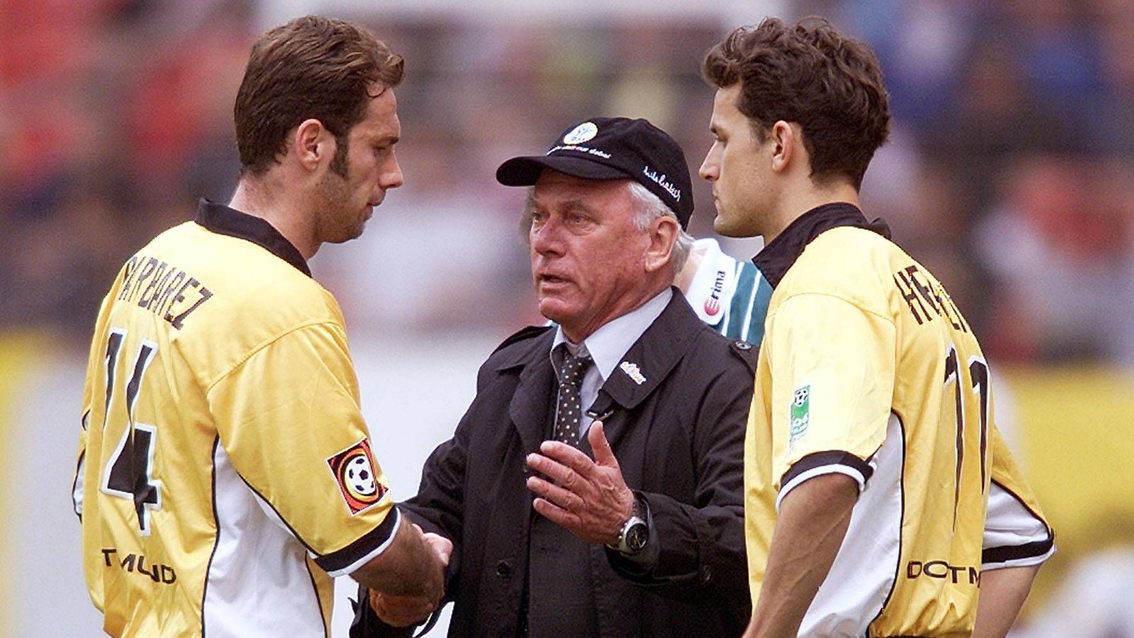 
                <strong>Udo Lattek, Europapokalsieger</strong><br>
                Trainer von Bayern München von 1970 bis 1975 und von 1983 bis 1987 sowie von Borussia Dortmund von 1979 bis 1981 und 2000. Lattek wurde mit den Bayern sechsmal Meister und dreimal Pokalsieger und darüberhinaus auch einmal Gewinner des Europapokals der Landesmeister. 2000 rettete er den BVB in höchster Abstiegsnot.
              