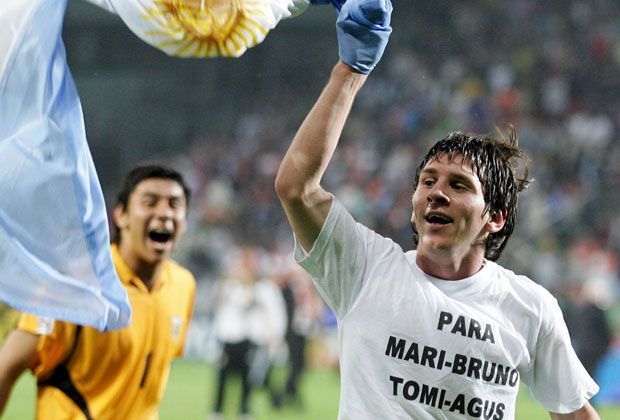 
                <strong>Lionel Messi (2005)</strong><br>
                und am Ende auch den WM-Titel mit Argentinien. Neben Messi sind unter anderem mit Sergio Agüero, Lucas Biglia, Ezequiel Garay, Sergio Romero oder Pablo Zabaleta weitere spätere Vize-Weltmeister von 2014 unter den strahlenden Siegern.
              