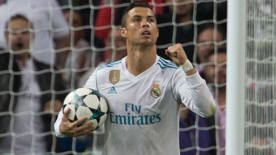 <strong>Die meisten Tore innerhalb eines Kalenderjahres: Cristiano Ronaldo</strong><br>Im Jahr 2017 pulverisierte Cristiano Ronaldo seinen eigenen Rekord: Mit zwei Treffern gegen APOEL Nikosia stellte "CR7" die Bestmarke für die meisten Tore innerhalb eines Kalenderjahres auf.&nbsp;Nie zuvor hat ein Spieler 18 Champions-League-Tore innerhalb eines Jahres erzielt. Sein alter Rekord waren 16 Treffer im Kalenderjahr 2015.
