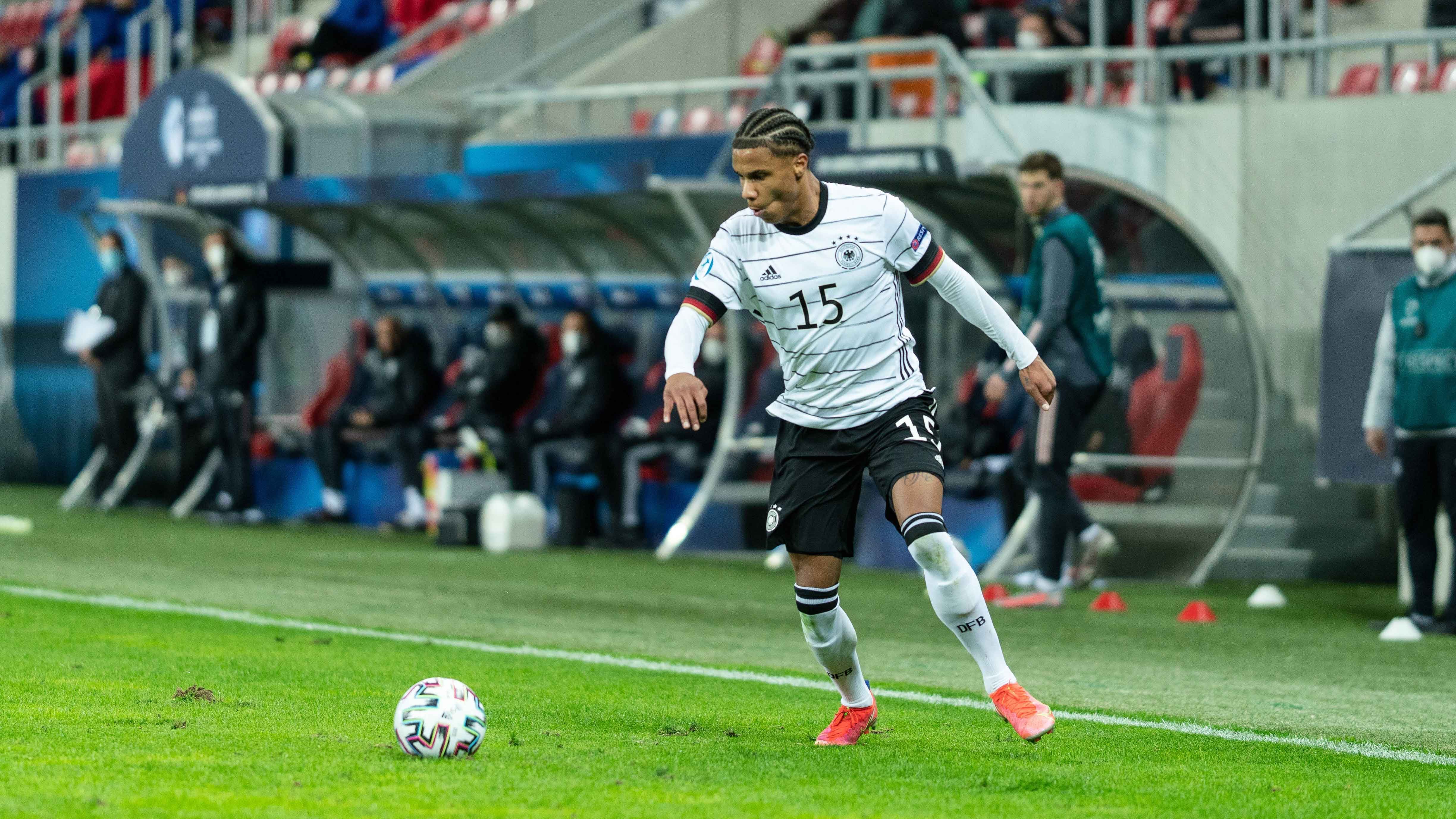 
                <strong>Ismail Jakobs (1. FC Köln)</strong><br>
                U21-Länderspiele: 7Seit der Jugend bei den Kölnern, ist Jakobs mittlerweile fester Bestandteil des Bundesliga-Teams der "Geißböcke". Nach einer Bänderverletzung im April, die ihn für drei Wochen außer Gefecht setzte, ist der 21-jährige Außenstürmer nun wieder fit und legte in seinem Comeback gegen den SC Freiburg den einzigen Kölner Treffer auf. Für die Mannschaft von Stefan Kuntz sollte er ebenfalls wieder eine echte Option sein und als Backup auf der linken Außenbahn auch erneut Einsatzzeit bekommen. 
              