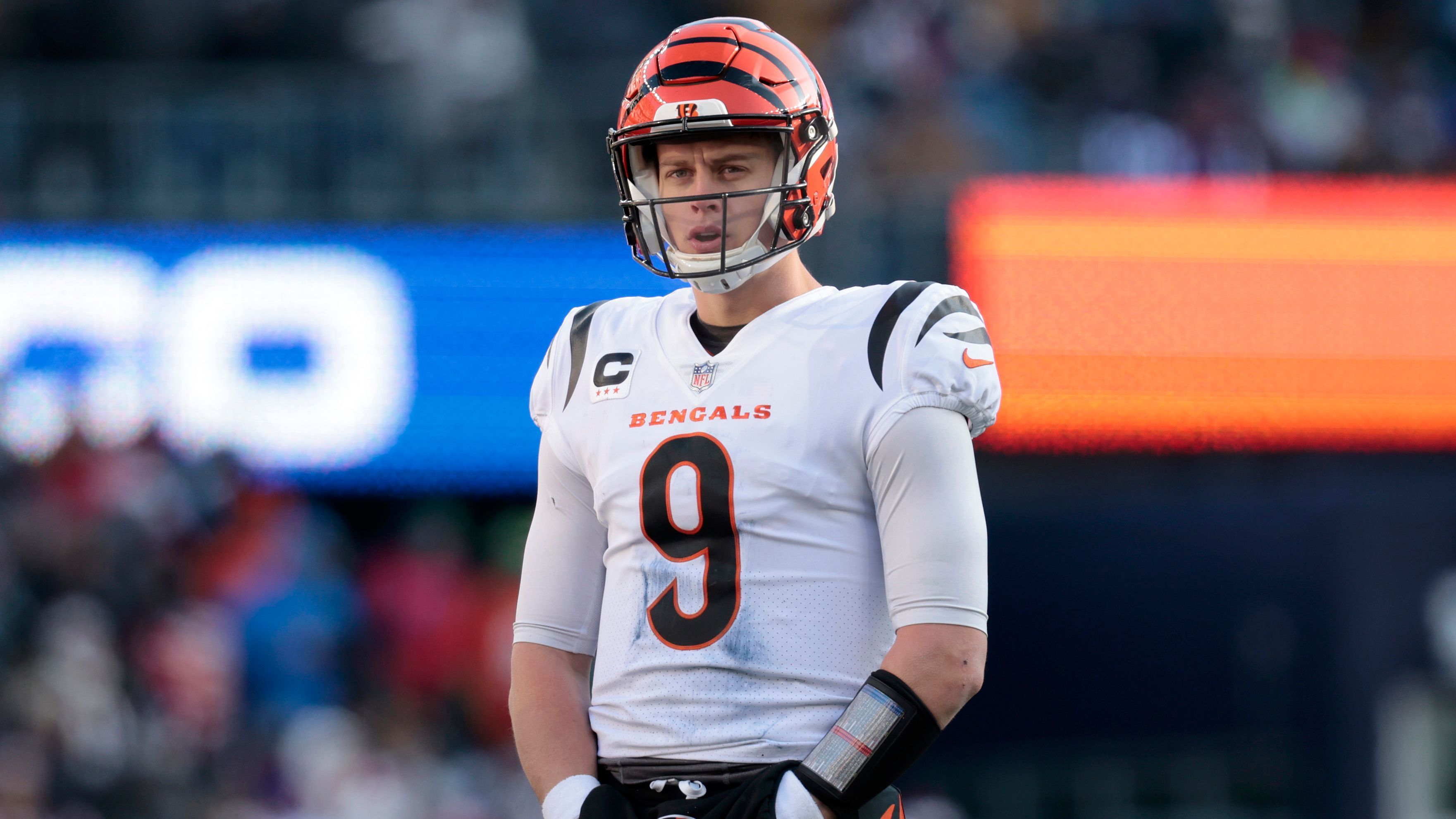 
                <strong>Week 17: Joe Burrow (Cincinnati Bengals)  </strong><br>
                Quarterback Joe Burrow steht nach einem der besten Starts einer Karriere in der NFL überhaupt vor einer historischen Bestmarke. Der Star der Cincinnati Bengals wird in Woche 17 gegen die Buffalo Bills den Rekord für die höchste Completion Percentage der NFL-Geschichte aufstellen. Grundlage hierzu sind mindestens 1500 Passversuche. Der bisherige Spitzenreiter, Drew Brees, steht bei einem Wert von 67,7 Prozent. Burrow liegt aktuell bei 1488 Versuchen und 69 Prozent angekommenen Pässen. Der Rekord ist somit nur noch Formsache, auch wenn Burrow alle zwölf für die Kategorie noch fehlenden Anspiele nicht an den Mann bringen sollte. Im schlechtesten Fall landet der 26-Jährige dann bei 67,9 Prozent.
              