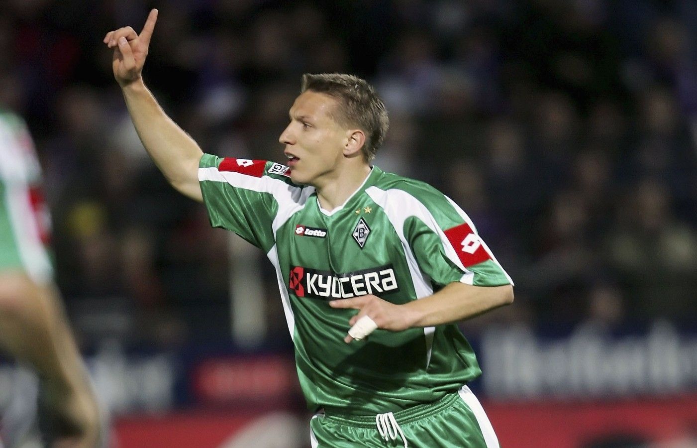 
                <strong>Sturm: Wesley Sonck</strong><br>
                Kämpfte, rackerte und ackerte von 2005 bis 2007 im Sturm der Borussia, setzte sich aber nie wirklich durch. Die Erwartungen an den damaligen belgischen Nationalspieler waren hoch, die Realität sah leider anders aus. In 28 Spielen in dieser Zeit traf Sonck sechs Mal. Zur Wahrheit gehört allerdings auch, dass der Belgier am Niederrhein sehr viel Verletzungspech hatte und somit immer wieder aufs Neue ausgebremst wurde.
              