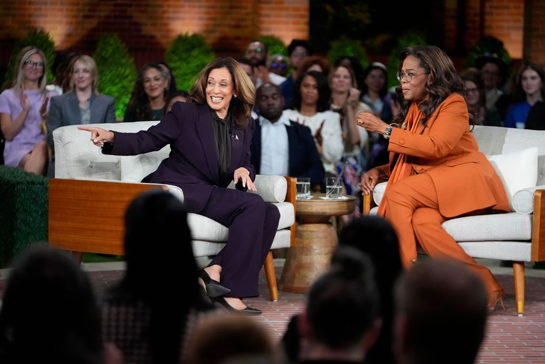 Präsidentschaftskandidatin Kamala Harris (l.) spricht auf einer Wahlkampfveranstaltung mit Talkmasterin Oprah Winfrey.