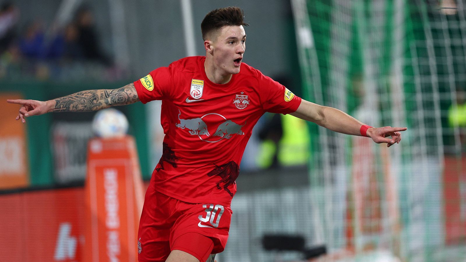 
                <strong>Benjamin Sesko</strong><br>
                Benjamin Sesko gilt nicht nur in Slowenien als Talent - er hat sich auch in den Fokus von RB Leipzig gespielt. Die Sachsen gaben die Verpflichtung des 19-Jährigen, der einen Vertrag ab 1. Juli 2023 bis Sommer 2028 erhält, bereits zum Anfang dieser Saison bekannt. Der Angreifer kommt von RB Salzburg. Laut "Sky" mussten die Leipziger dafür wohl 24 Millionen Euro auf den Tisch legen. 
              