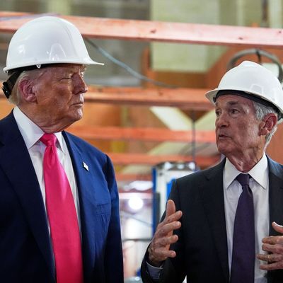 US-Präsident Trump besucht die Fed mit US-Notenbank-Chef Powell.