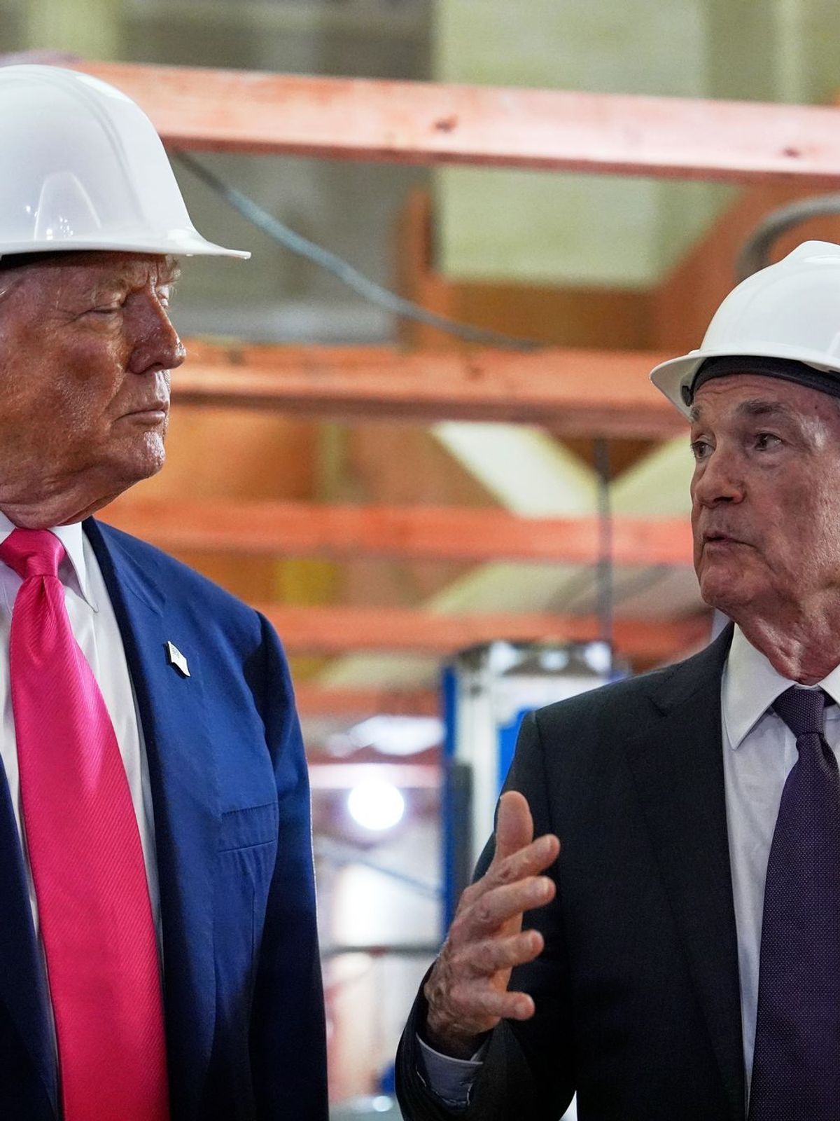 US-Präsident Trump besucht die Fed mit US-Notenbank-Chef Powell.