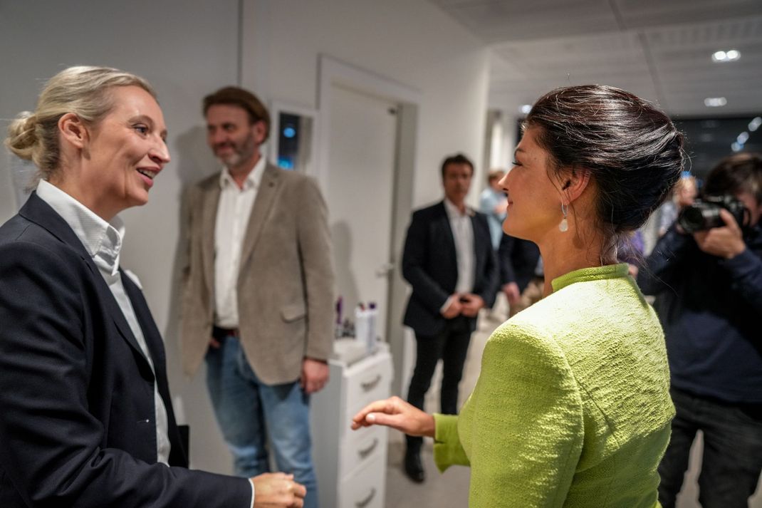 AfD-Chefin Alice Weidel (links) und Sahra Wagenknecht (rechts): Gibt es bald auch auf Bundesebene Gespräche zwischen ihren Parteien?
