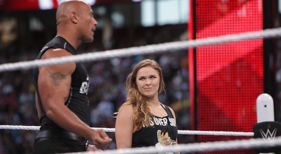 
                <strong>Gastauftritt in der WWE</strong><br>
                Bereits 2015 trat Rousey erstmals in der WWE auf. Beim Großereignis Wrestlemania 31 stand sie für ein kurzes Segment mit Wrestling-Legende Dwayne "the Rock" Johnson im Ring. Das prekäre: Ihre Rolle sah vor, dass sie ausgerechnet gegen Stephanie McMahon austeilen durfte.
              