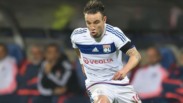 
                <strong>Mathieu Valbuena (Olympique Lyon)</strong><br>
                Mathieu Valbuena (Olympique Lyon): Der französische Flügelspieler peilt mit der "Equipe Tricolore" im Sommer 2016 den ganz großen Wurf bei der Heim-EM an. Seit seiner Unterschrift in Lyon ist der 1,67-Meter-Profi bei den Fans seines Ex-Klubs Olympique Marseille ein rotes Tuch. Von diesen Anfeindungen lässt er sich aber nicht verunsichern.
              