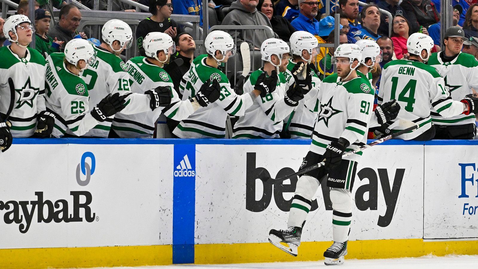 
                <strong>Platz 8: Dallas Stars (47-21-14); Platz 2 der Central Division (Vorwoche: Nicht in den Top 10)</strong><br>
                Die Stars haben zum Saisonende hin noch einmal richtig aufgedreht und sechs Spiele in Folge gewonnen. Die Texaner haben eine starke Defensive und ließen mit die drittwenigsten Gegentore zu (2,62 pro Spiel). Mit Linksaußen Jason Robertson (46 Tore, 63 Assists) haben die Stars einen 100-Punkte-Scorer in ihren Reihen. In der 1. Runde sind die Stars gegen Minnesota Wild favorisiert.
              