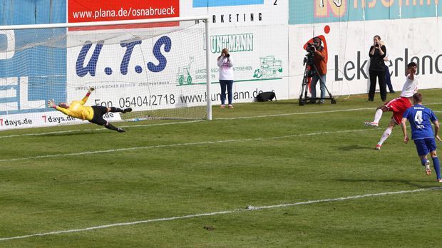 
                <strong>Bittere Aufstiegsrunde gegen RB Leipzig</strong><br>
                Ein Jahr später klappte es dann zwar zunächst sportlich, als Meister der Regionalliga West mussten die Sportfreunde aber in die neu eingeführte Aufstiegsrunde. Nach einem 0:2 bei RB Leipzig schaffte es Lotte im Rückspiel durch ein 2:0 in die Verlängerung, scheiterte dann aber in der Verlängerung (2:2). Erfolgstrainer Walpurgis wechselte im Sommer 2013 nach Osnabrück, die Sportfreunde spielten in den kommenden beiden Jahren zwar weiter oben mit, zur Aufstiegsrunde reichte es aber weder 2013/14 (2. Platz) noch 2014/15 (6. Platz).
              